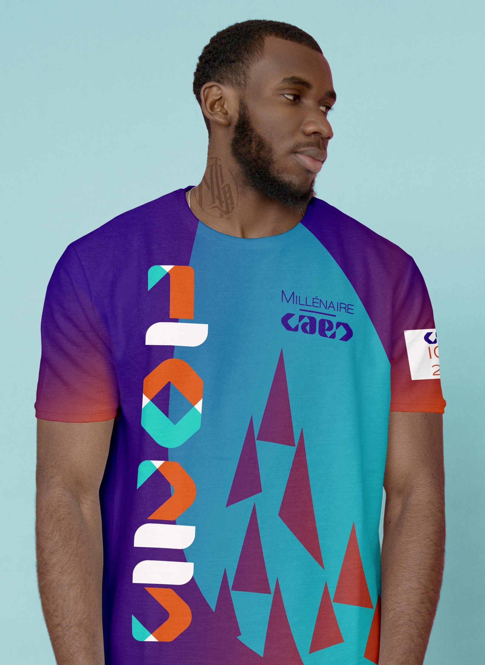 T-Shirt's Mockup millenaire Caen Un homme de face presente le t-shirt millènaire de caen